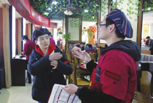 1月23日，湘潭“默默吾聲”餐廳，兩名服務員正用手語交流?！D/記者華劍