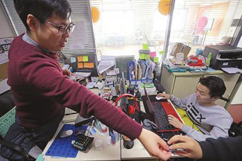“瓷愛”中心的同事都是一群年輕人，趙浩洋是其中年齡最小的。