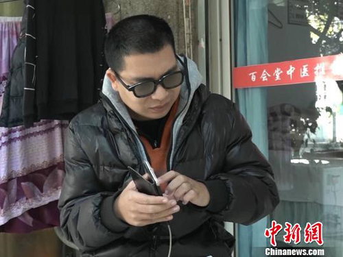 閑暇時，黃訓忠會聽聽音樂。魏堯 攝