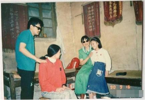 李芳洲(右二)與三毛(左二)在一起。