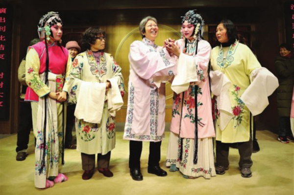 昆劇演員邀請盲人朋友們登臺試穿戲服。□卞華民　攝