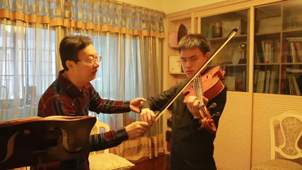 侯東蕾老師（左）輔導王子安練習中提琴