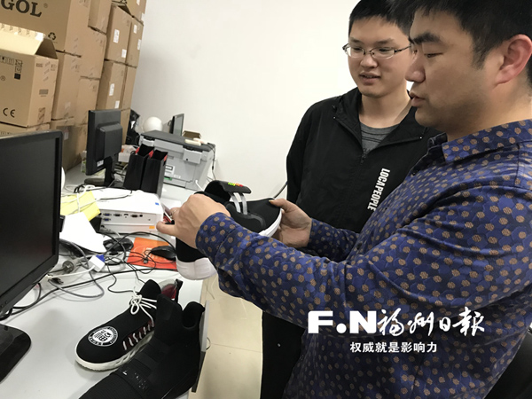陳俊和學生們在探討如何完善自動綁帶鞋。