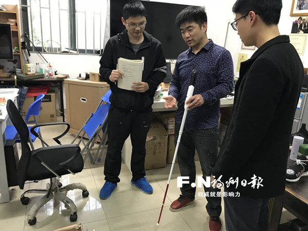 陳俊和學生們在探討如何完善智能導盲杖。