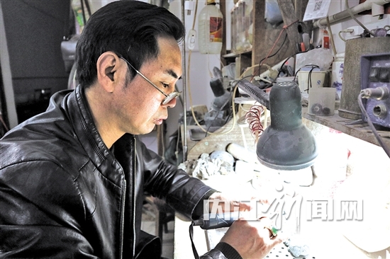 羅洲亮在雕刻
